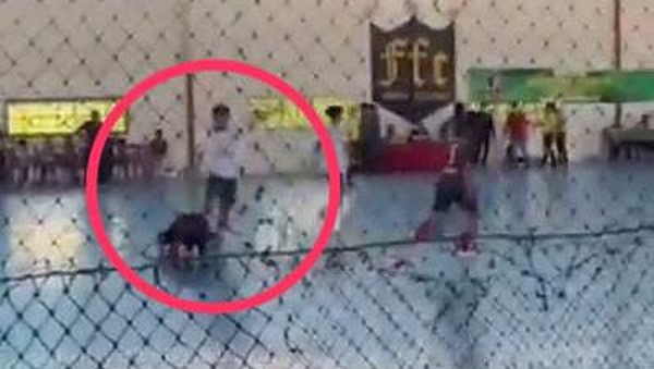 idextratime's tweet photo. ✅ RESMI : Panitia Disiplin Pekan Olahraga Provinsi Jawa Timur VIII (Pandis Porprov Jatim) telah mengeluarkan keputusan hukuman kepada atlet futsal Kota Malang yang melakukan tendangan kepada atlet futsal Kabupaten Blitar.

Pelaku bernama Muhammad Rafael Moreno dan ia dijatuhi sanksi larangan bermain selama 2 tahun di event resmi yang diselenggarakan oleh FFI, AFP maupun AFK.

📝 @detikcom