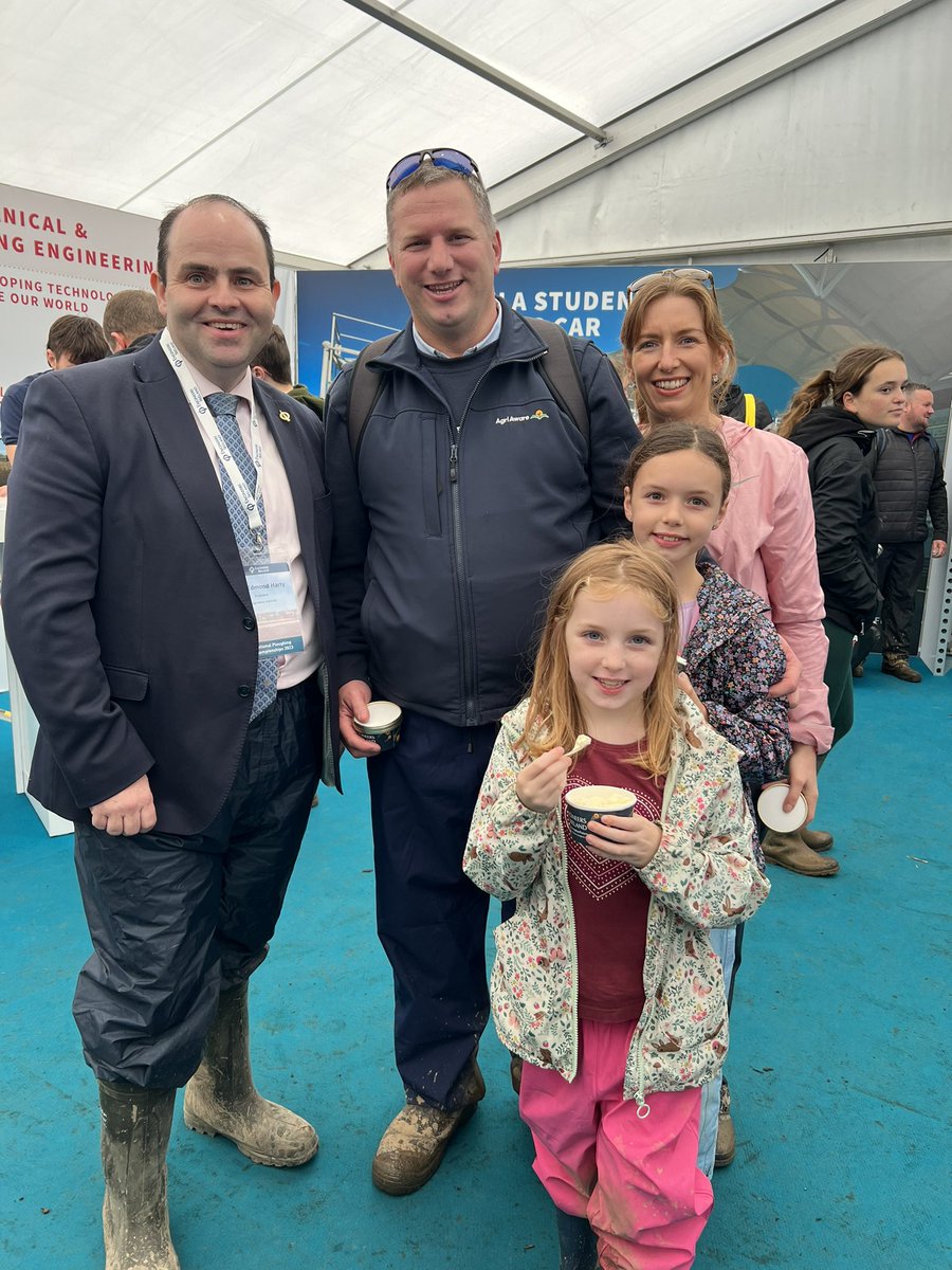 It’s all happening @EngineerIreland @AlanJagoe_Macra and family called by to see our cyclone machine, ice cream robot and everything else here @NPAIE #EngineeringYourFuture #Ploughing2023