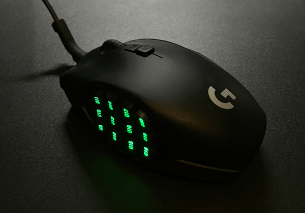 Ava_MoE's tweet photo. アーマードコア6でボタン足りない問題が発生したので多ボタンで有名なG600導入。重さが136gあります。今まで使ってたMM710が55gです。筋トレかな。

つるつる滑るマウスパッドのおかげかそれほど重さは感じないけど、とりあえず分解して重りを取って110gに。

果たして私の621はこの先生き残れるか。 https://t.co/1ei7hbO28h