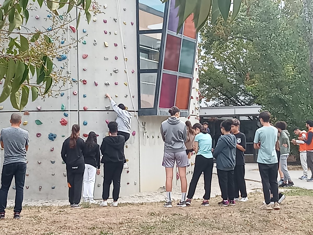 FAURIEHERBERT's tweet photo. L'esprit des olympiades souffle sur les 500 secondes des @LyceeJBaker et @lPgHalimi rassemblés pour la #jnss2023. Des activités à foison et une communauté au diapason. Belle ode aux vertus du collectif.
#unss31 #g24 #valeursdusport @DSDEN31 @leclercarno https://t.co/2xIXV8S7Jn