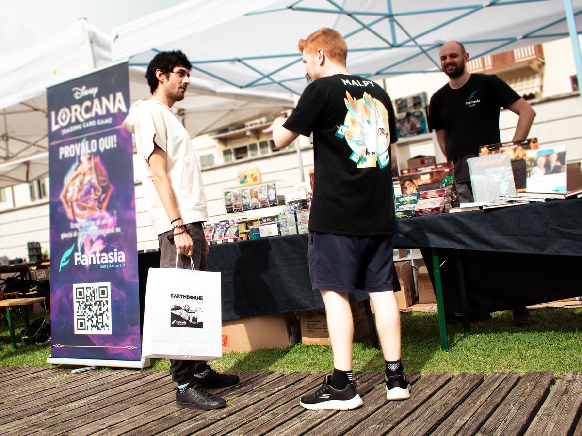 oliverpace89's tweet photo. Io e Malpy allora stand del FantasiaStore 😎 https://t.co/7AylaMmq8c
