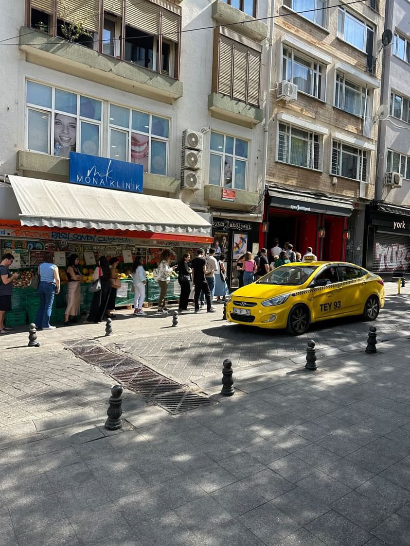 UurKanbay's tweet photo. Oyun Atölyesi’nin yeni oyunu KEL DİVA nın bilet kuyruğu. Tüm tiyatrolara, ekiplere nasip olsun dediğim bir fotoğraf. Günümü güzelleştirdi💙 https://t.co/g3VR5J7i2b
