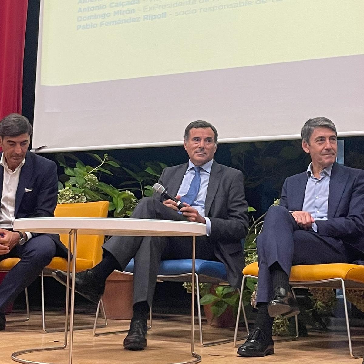 FundacionRepsol's tweet photo. Ayer asistimos junto a nuestro director general, @CalcadaAntonio a la #ConvenciónAnual de @FundacionIter, para repasar los proyectos inspiradores que han llevado a cabo este último año. 👏

🤝 Participamos en una mesa redonda sobre "Alianzas transformadoras: #voluntariado corporativo y su #impactosocial". Además, tuvimos el privilegio de conocer "Historias de resiliencia" en una emocionante mesa redonda con #jóvenes que han transformado sus vidas gracias al apoyo de Fundación Iter.

✨ Agradecemos esta oportunidad de aprendizaje y colaboración. 🧡