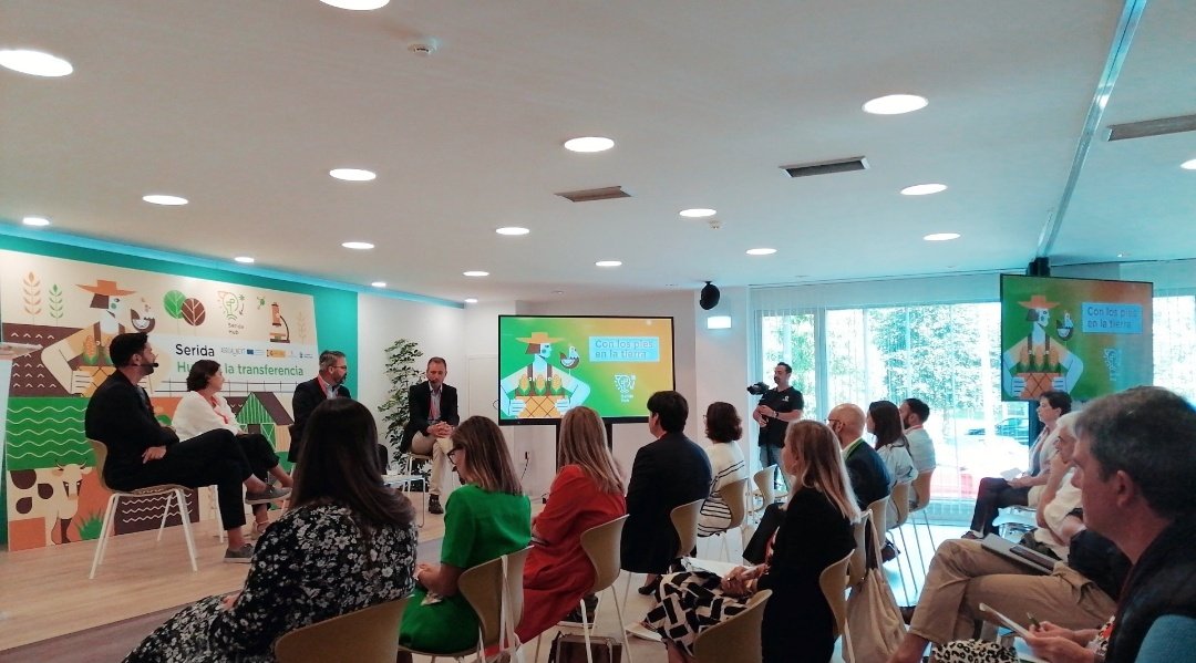 SeridaAst's tweet photo. A continuación, arranca el 1º coloquio, "Con los pies en la Tierra".
🙋♂️Modera: David González, próximo Director de @agenciasekuens
🗣️ Participan:
Rubén Hidalgo, Dir. de Innovación #CAPSAFood
José M. González, Jefe de I+D @cogersaasturias
María Fernández, Dir. de @iplacsic https://t.co/eIl0ZhxloR