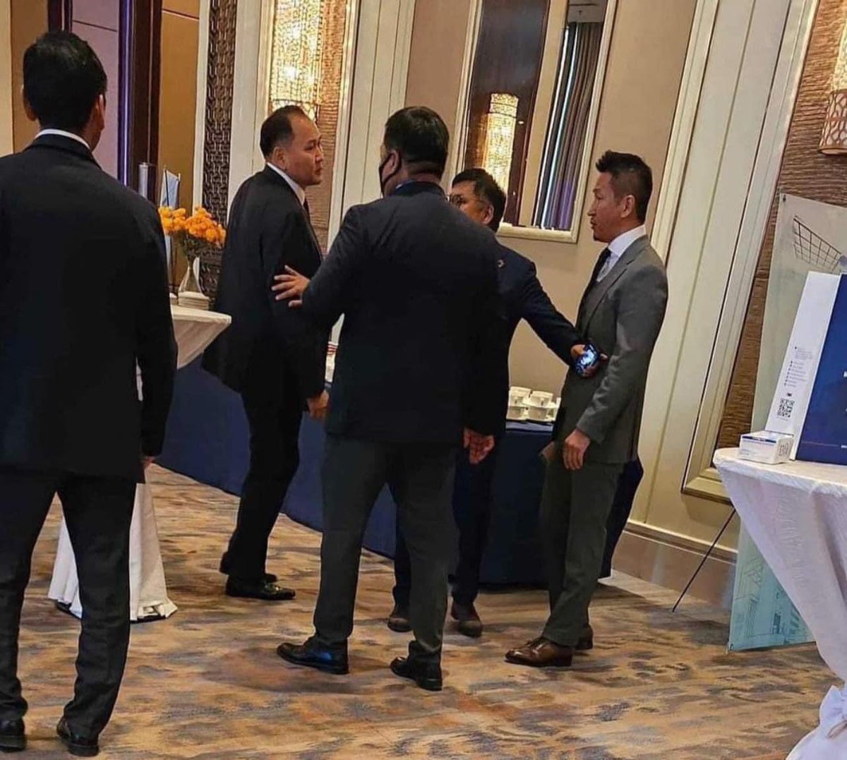 Тордайн Ганболд гэж нэг ичгэвтэр нөхөр эхнэр хүүхэддээ өгөх ёстойг нь өгчихдөггүй хэвтэж Танхим авах гэж хэдэн тэрбум санал болгосон шуум яваад байна.
Амартүвшин харин хуйхтай эр санал болгосон мөнгөнд нь салаавч өгсөн сурагтай бсн.