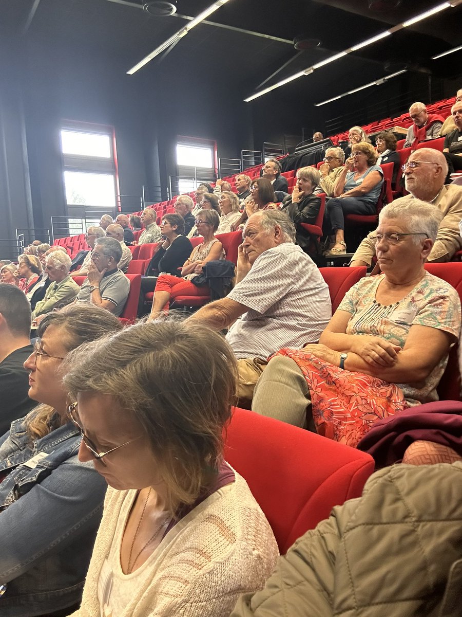 paz_olivier's tweet photo. Beaucoup d’élus et de techniciens à @LaLoco_Mezidon pour participer à la journée de travail organisée par le #Syvedac pour mes communes ayant signé la charte d’éco-exemplarité. Réduction des déchets, tri, gaspillage alimentaire. Echange d’experiences, émulation… Vite, ça déborde https://t.co/plMHU3lAdN