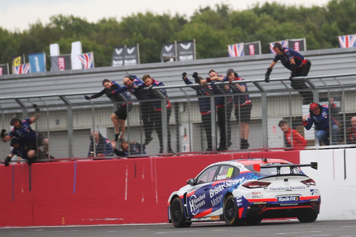 Tomingram80's tweet photo. A pivotal moment from last season's campaign – The team bringing the energy! ⚡️ #TeamTingram #Silverstone #BTCC #Pointsy #EXCELR8Motorsport #BristolStreetMotors #HansfordSensors #MaironUK #JakobEbreyPhotography https://t.co/MDJwHeq94Q