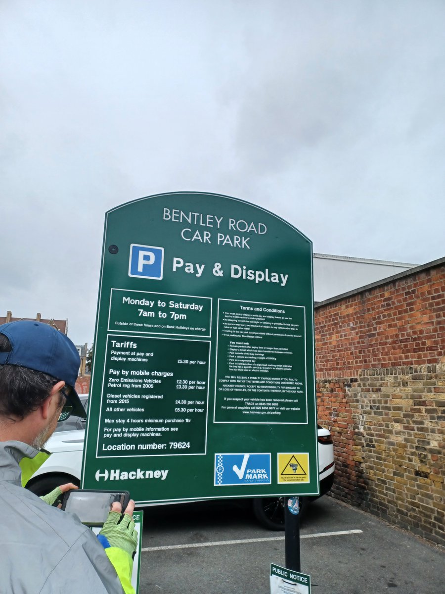 MPSCommunities's tweet photo. Congratulations to @hackneycouncil for the successful assessment of 5 carparks. MET DOCO completed reviews with area manager @BritishParking as membership of the #ParkMark @Safer_Parking scheme. They were successful visits with advice to improve landscaping to increase sightlines https://t.co/MCAm5rdRrQ
