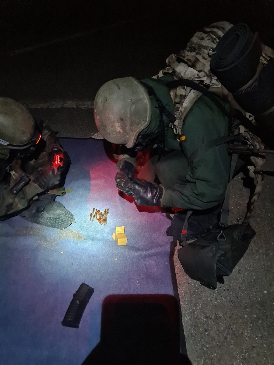 EjercitoAire's tweet photo. Mejor sudar entrenando que sangrar combatiendo.
Los ejercicios en la #ETESDA sirven para entender y practicar la teoría en protección a la fuerza. https://t.co/CshVB9nPu6
