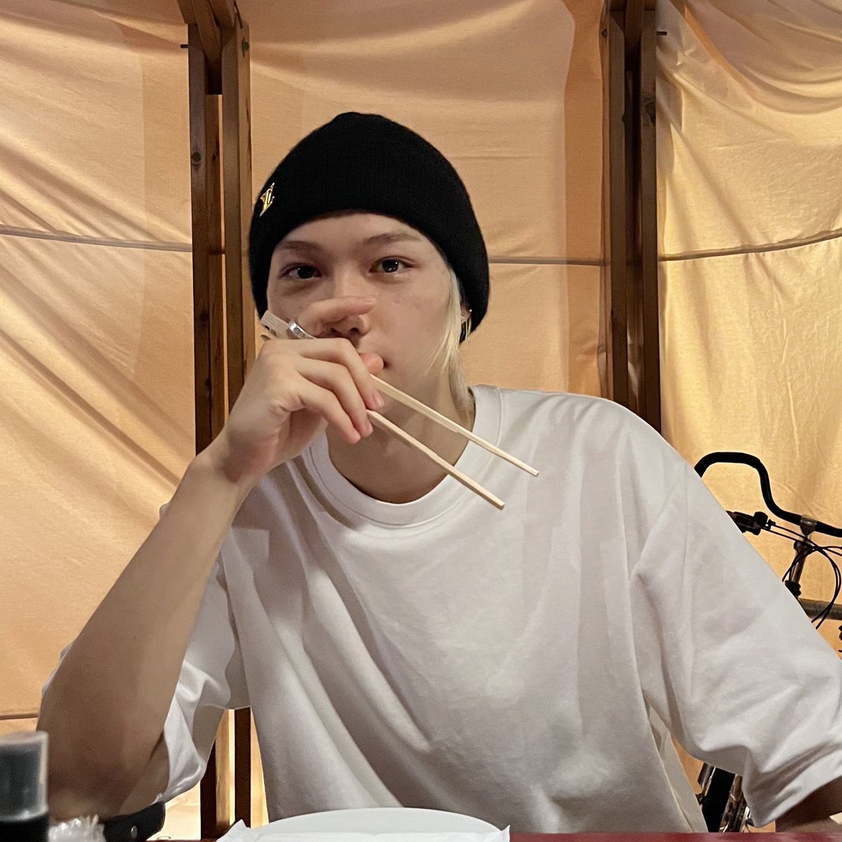 bock_chang's tweet photo. 이 시선들이...

스키지기가 찍은 「스테ㅇㅣ를 사랑스럽게 바라보는 삐리군의 시선」이 아니라 「그 형을 사랑스럽게 바라보는 삐리군의 시선」이라는 것을 깨닫기 전까지 저는 순애였습니다.

#필창 은 실존한다.
더 이상 우리들의 상상이 아니다. https://t.co/RpdEk5Ztv7