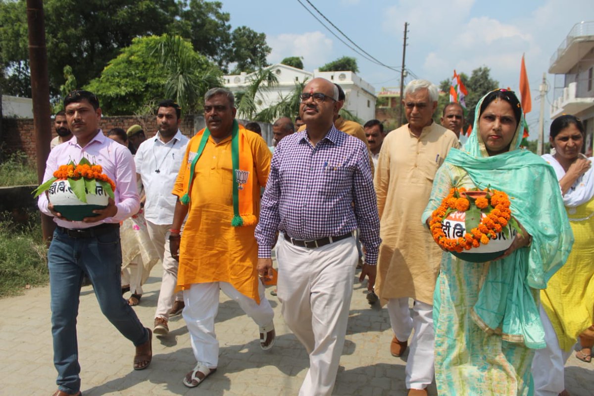 मेरी माटी मेरा देश अभियान कार्यक्रम  के अंतर्गत कासिमपुर खेड़ी में आज अमृत कलश यात्रा निकली।