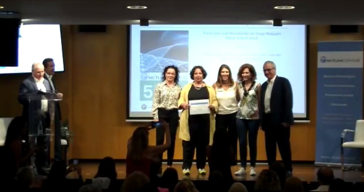 grupmutuam's tweet photo. Francesc Brosa, director general de Grup Mutuam, lliura el Premi a professionals del Grup Mutuama l'equip format per Margarita Miquel, Mireia Massaguer, Marina Corpas i Silvia Perez pel projecte 'Creació d’un Programa d’estimulació comú per a tots els Centres de Dia de Mutuam'. https://t.co/PeNrk14VsR