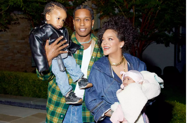 TrendMinglee's tweet photo. #Rihanna and A$AP Rocky reveal initial pictures of their baby son, named Riot Rose. https://t.co/VUQLJ6auxE
