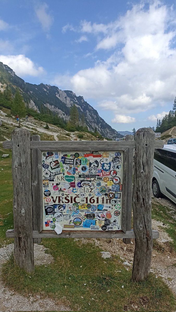 shoutout an den schon etwas ausgeblichenen ciclista antifascista sticker am vrsic-pass 🩷