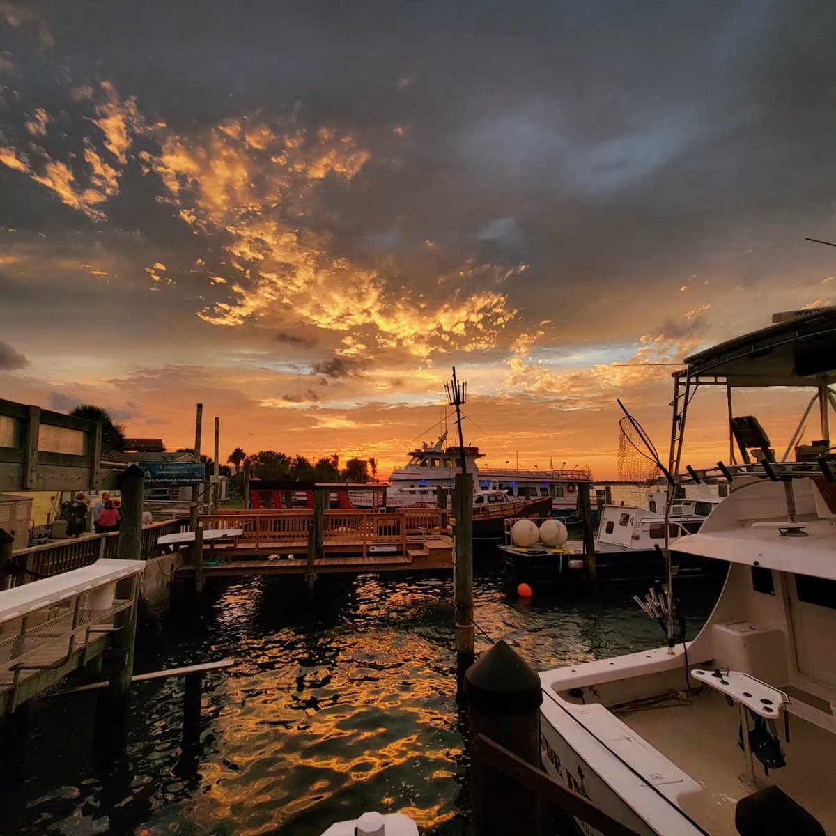 RustysInThePort's tweet photo. Tonight's stunning sunset pics courtesy of Nick Greenwell... at Rusty's at the Port!! 😎👍📸🌅🚢🌴 #sunsetstyle #sunsetsarebest #decklife #rustyspeeps #rustysfam #rustysseafood #portcanaveral https://t.co/oKZJi2DoxM