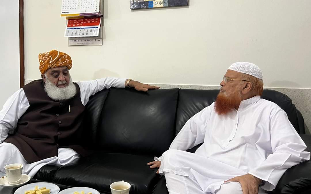 کراچی : قائد جمعیت حضرت مولانا فضل الرحمان مدظلہ صدر وفاق المدارس العربیہ پاکستان شیخ الاسلام حضرت مولانا مفتی محمد تقی عثمانی مدظلہ سے دارلعلوم کراچی میں ملاقات کررہے ہیں ۔