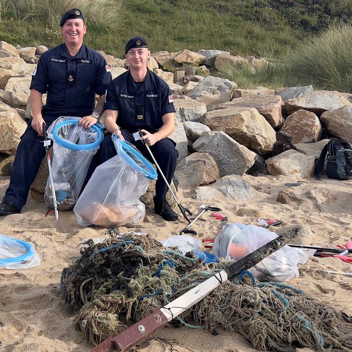 Merlin helicopter engineers from RNAS Culdrose gathered 37kg of old fishing nets and other rubbish from Praa Sands #Helston, a popular beach near their air station in #Cornwall. @FirstSeaLord @RoyalNavy #RN1TonneChallenge #beachclean #BZ