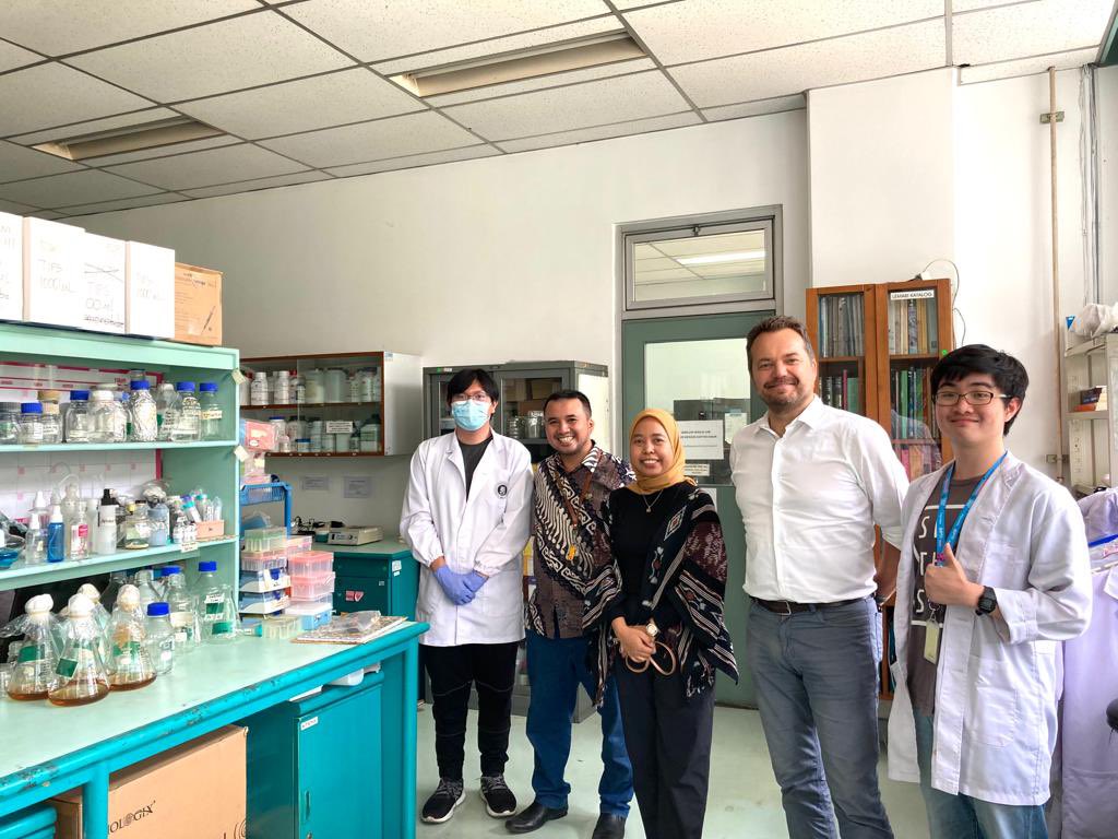 ima.mulyama (@ima_mulyama) on Twitter photo <a href="/hv_lab/">VANDERSCHUREN LAB</a> from <a href="/CropBioLeuven/">Crop Biotechnics, KU Leuven</a> <a href="/biosystkuleuven/">BIOSYSTEMS Department -KU Leuven</a> <a href="/LeuvenPlantInst/">KU Leuven Plant Institute</a> <a href="/KU_Leuven/">KU Leuven</a> just gave a lecture at <a href="/sithitb/">SITH ITB</a> in Indonesia. A very nice one and very well received by the students. We thank you very much, Prof. Vanderschuren.
instagram.com/stories/dieldi… <a href="/hv_lab/">VANDERSCHUREN LAB</a> from <a href="/CropBioLeuven/">Crop Biotechnics, KU Leuven</a> <a href="/biosystkuleuven/">BIOSYSTEMS Department -KU Leuven</a> <a href="/LeuvenPlantInst/">KU Leuven Plant Institute</a> <a href="/KU_Leuven/">KU Leuven</a> just gave a lecture at <a href="/sithitb/">SITH ITB</a> in Indonesia. A very nice one and very well received by the students. We thank you very much, Prof. Vanderschuren.
instagram.com/stories/dieldi…