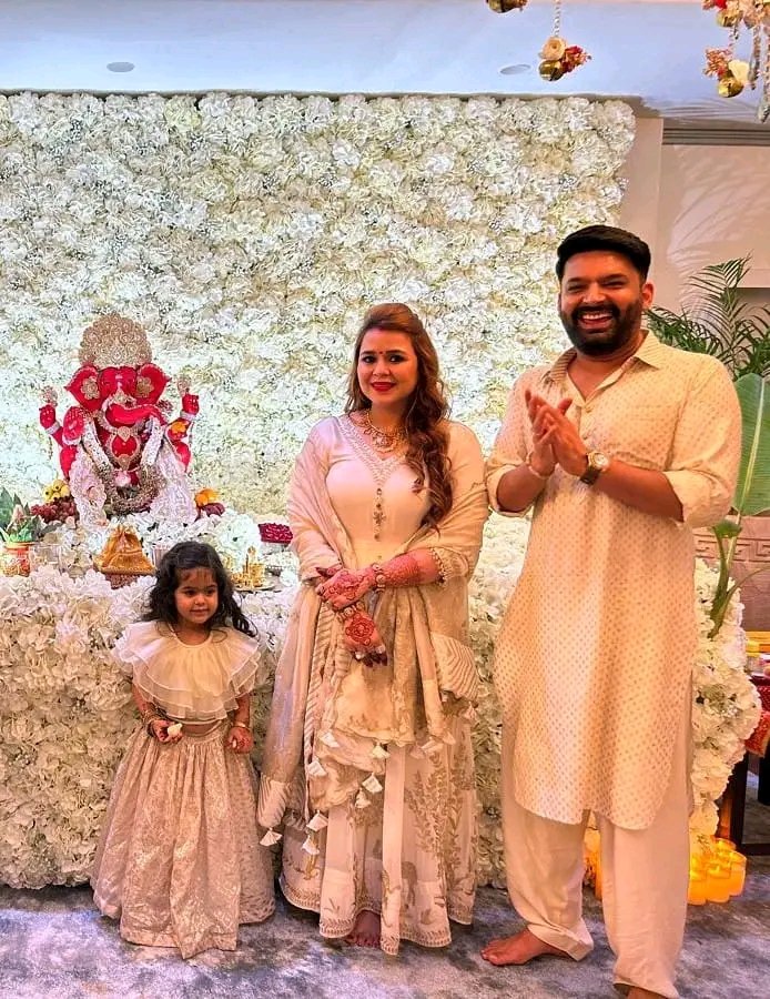 N_Loves_Angel's tweet photo. #celebrating #GaneshChaturthi #With #family & #friends ❤️😇
#HappyGaneshChaturthi 🤗
#KapilSharma #ginnichatrath #love #blessing #sudeshlehri #NewPics #TwitterX #GaneshChaturthi2023 #tkss #kslive #beautiful #GanpatiBappaMorya #Happiness #kapilians @ChatrathGinni gbu 🙏❤️☺️ https://t.co/LMlRkNHHmu