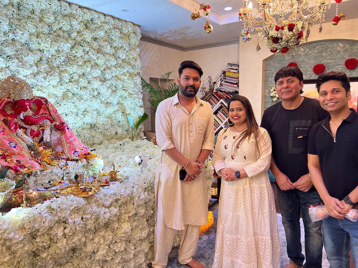 N_Loves_Angel's tweet photo. #celebrating #GaneshChaturthi #With #family & #friends ❤️😇
#HappyGaneshChaturthi 🤗
#KapilSharma #ginnichatrath #love #blessing #sudeshlehri #NewPics #TwitterX #GaneshChaturthi2023 #tkss #kslive #beautiful #GanpatiBappaMorya #Happiness #kapilians @ChatrathGinni gbu 🙏❤️☺️ https://t.co/LMlRkNHHmu