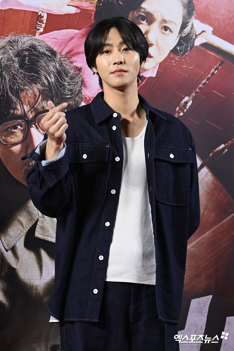 ahnhyoseop_fans's tweet photo. #AhnHyoSeop at the VIP premiere of the movie #COBWEB at Megabox COEX today!

#안효섭 #너의시간속으로 https://t.co/Rh0Qw26U0C