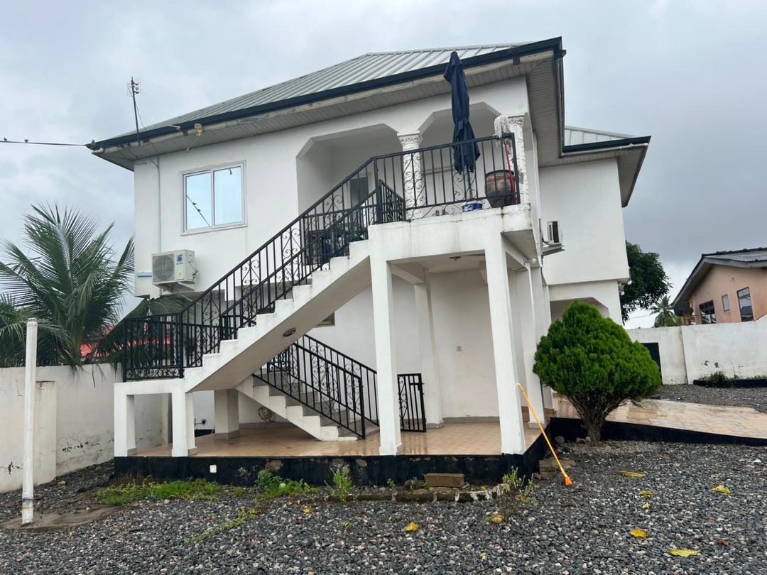 sheltermart's tweet photo. Two 2-Bedrooms Storey Building House for Sale at Amasaman, Accra-Ghana
Asking Price: Ghc ¢600,000
Property Details:
- Two Bedrooms Storey Building
- Plot Size: 80x100
- Downstairs:
- One Bedroom (En-Suite)
- Garage
- Upstairs:
- Living Area
- Kitchen
#ownahometoday https://t.co/tilRFAgXmq