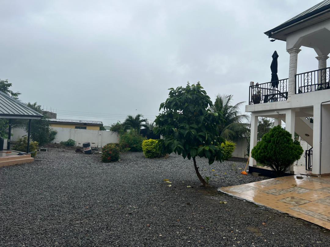 sheltermart's tweet photo. Two 2-Bedrooms Storey Building House for Sale at Amasaman, Accra-Ghana
Asking Price: Ghc ¢600,000
Property Details:
- Two Bedrooms Storey Building
- Plot Size: 80x100
- Downstairs:
- One Bedroom (En-Suite)
- Garage
- Upstairs:
- Living Area
- Kitchen
#ownahometoday https://t.co/tilRFAgXmq