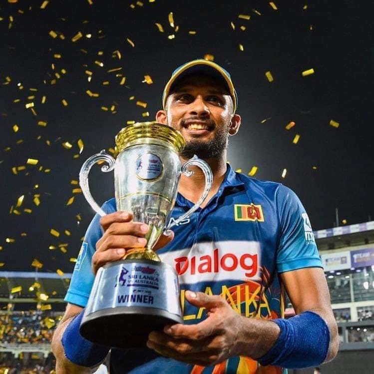 isuru_chanuka's tweet photo. #wewantDassa #ComebackstrongeDassa #DasunShanaka #srilankacricket #WC2023 @dasunshanaka1 @OfficialSLC 
දක්ශතාවයේ යම් පසුබෑමක් ඇතත් නායකත්වයේදී ඔහුට ආදේශන නොමැත..❤️ https://t.co/HhcuJC9wK3