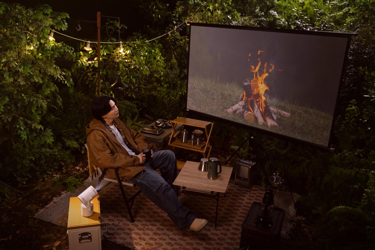 Check out how SUGA uses The Freestyle 2nd Generation. From his own studio to a campsite, The Freestyle can be truly versatile! Stay tuned for more on the collaboration between The Freestyle and SUGA. @BTS_twt #TheFreestyle #LifestyleTV #LifestyleScreen #Camping #Samsung