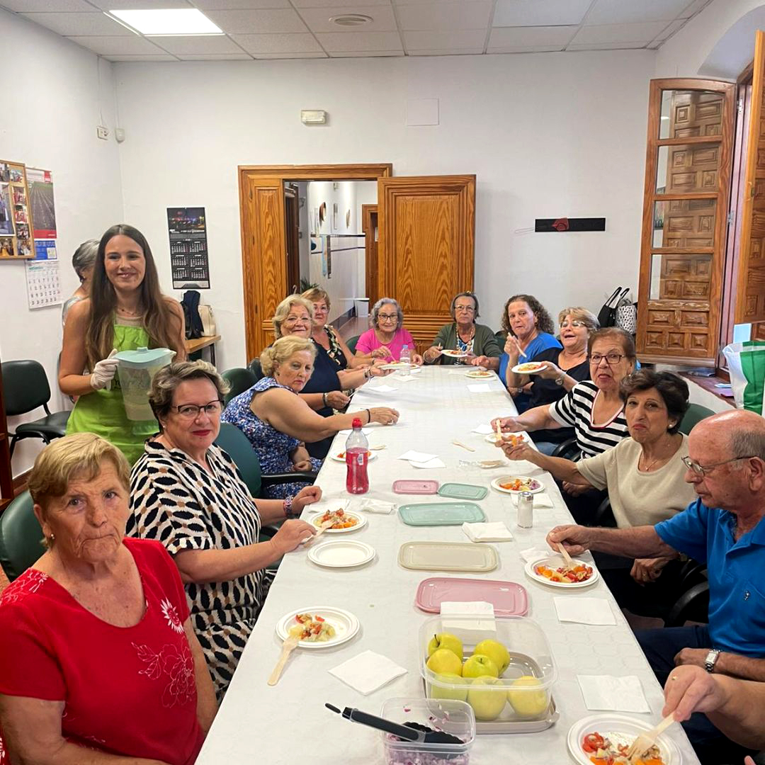 🎯🍏 Ayer arrancamos el primer taller de Nutrición y Alimentación Saludable, a cargo de Sara Adrián Jiménez, a la que han acudido los vecinos del Centro de Participación Activa de Personas Mayores de Villarrubia.

#alimentaciónsaludable #hábitossaludable @ayuncordoba_es