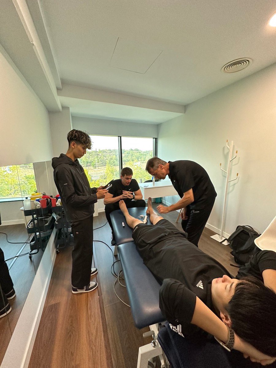 GlobalFACT1's tweet photo. スポーツトレーナー短期研修の1コマ🇪🇸

一つ一つの言葉・技術を見逃さないように
しっかり集中してメモを取る研修生！

スキルを吸収して成長に活かしてください！自分のなりたい姿、夢に向かって一歩ずつ、成長あるのみです！ https://t.co/i6pmJAWnoG
