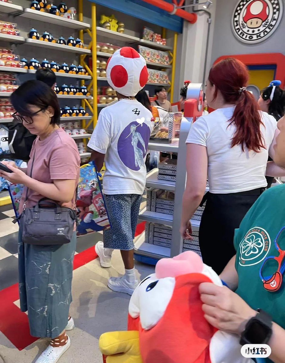 fiagirly's tweet photo. Lewis Hamilton spotted in Tokyo at the Nintendo store??? pls 😭😭😭😂 he’s too cute!!!!! https://t.co/KoRAXNVrMY