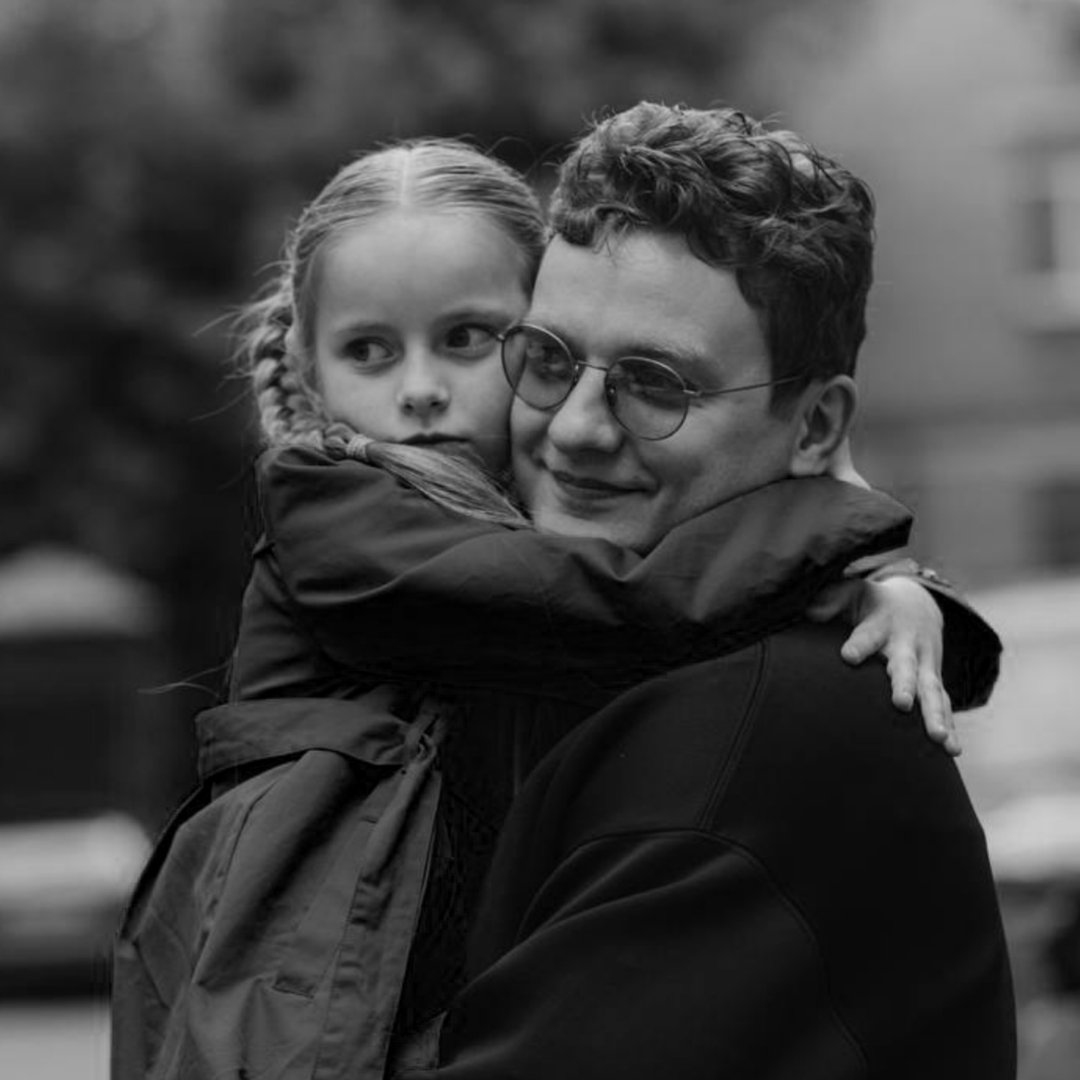 именно ты был самым терпеливым и внимательным из всех наших учителей. именно ты научил любить и узнавать этот мир. ты всегда знал, как о нас заботиться. ну, как знал? старался.

он – сила. он – опора. он – наша крепость.
наш папа.