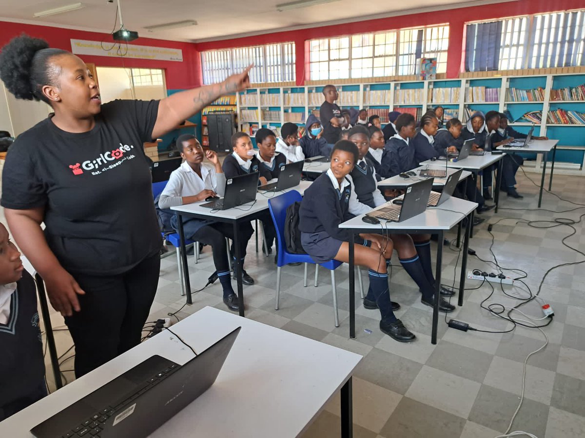 GirlCode_za's tweet image. Day 3 of the #GirlCoderclub @exl_service