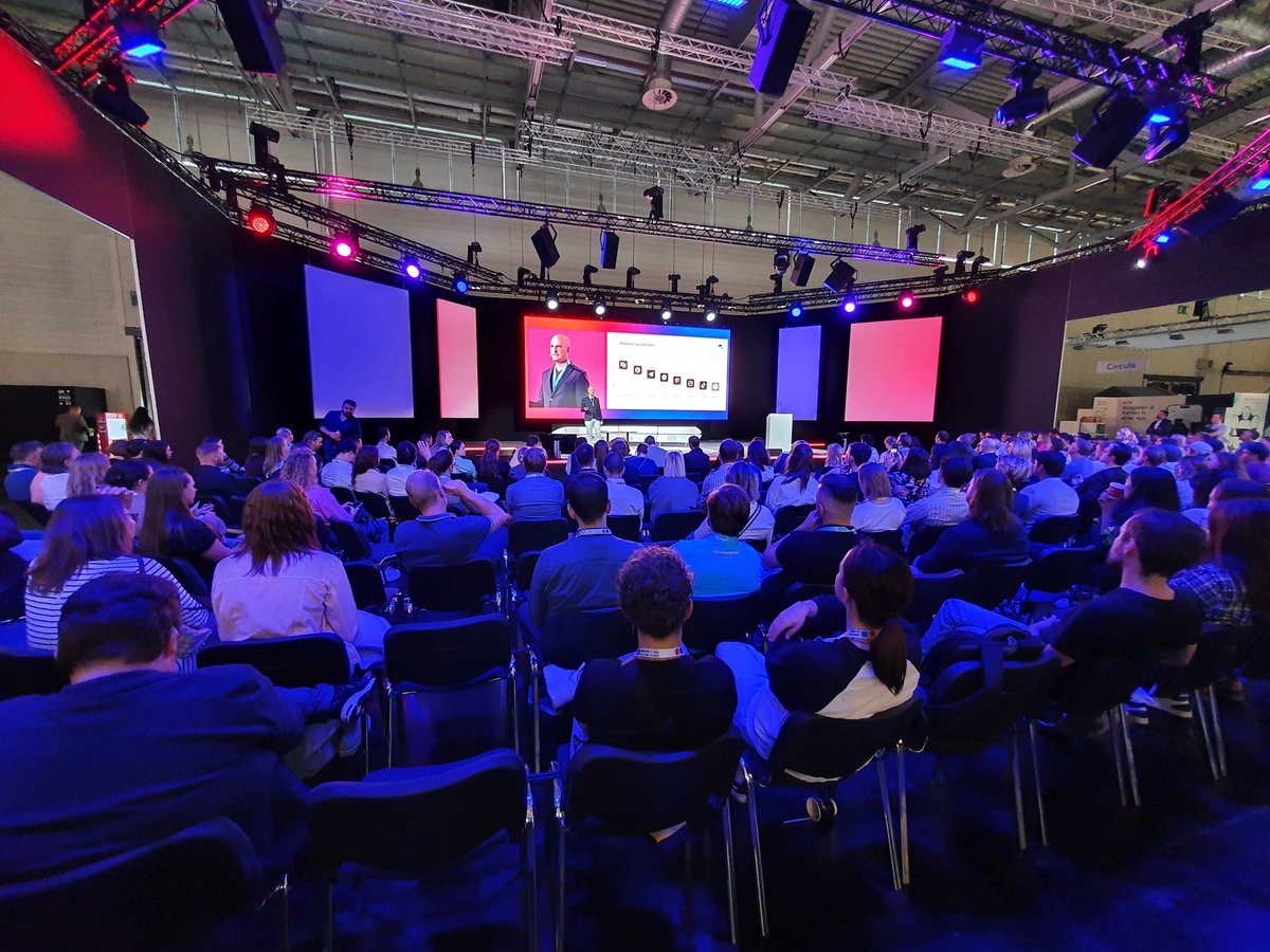 Full house for our CIO <a href="/mhollerbach/">mhollerbach</a>'s session on AI and social commerce. #DMEXCO