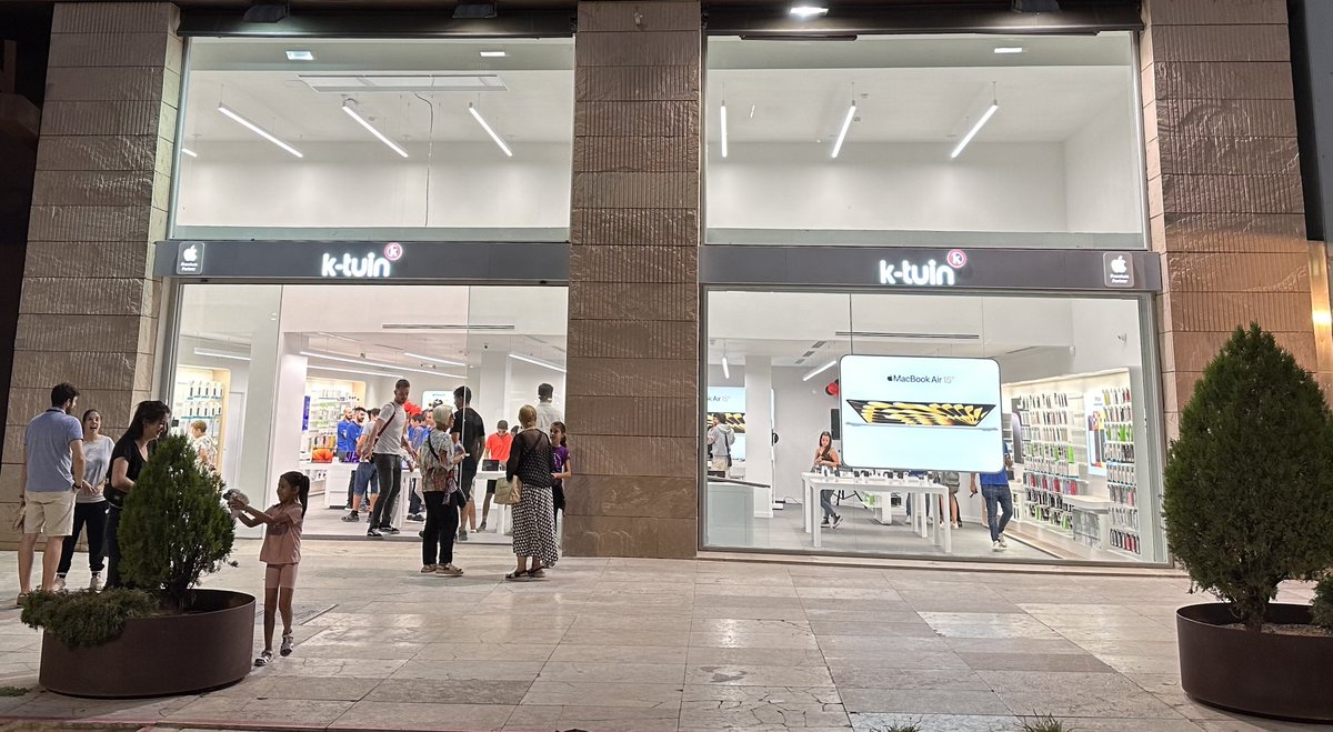 Ktuin's tweet photo. ¡Alucinante nuestra nueva tienda K-tuin Apple Premium Partner en Lleida!💙

Muchas gracias a todos por haber hecho este día tan increíble. Lleno de sorteos en la fila y muchos regalos para todos 🙌🏼

#apple #premium #partner #ktuin #lleida https://t.co/lREG8CGgqC