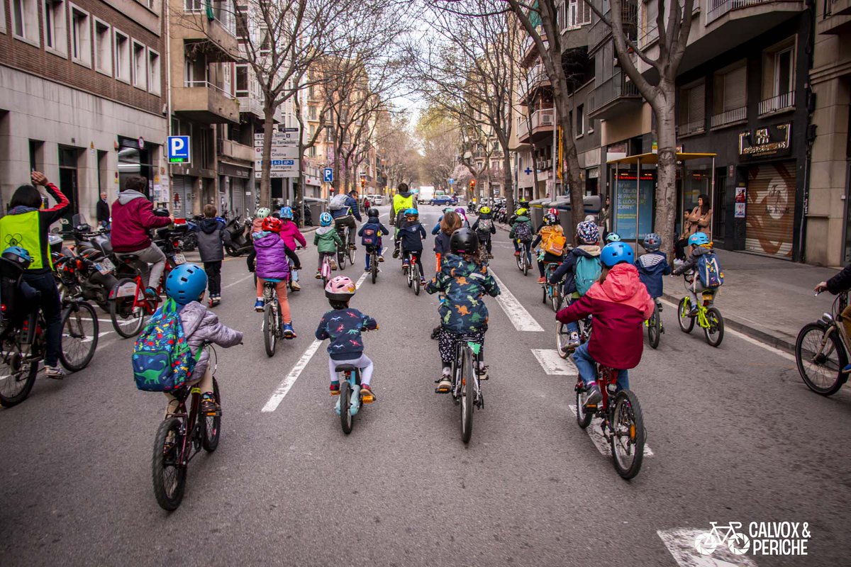 bicibuseixample's tweet image. Since we started the #bicibús Sant Antoni two years ago, a LOT of people from several countries has visited us.

Politicians, journalists, mobility advocates and experts, from all around the world have ridden with us  and have really enjoyed the experience. 

📸@Calvox_Periche