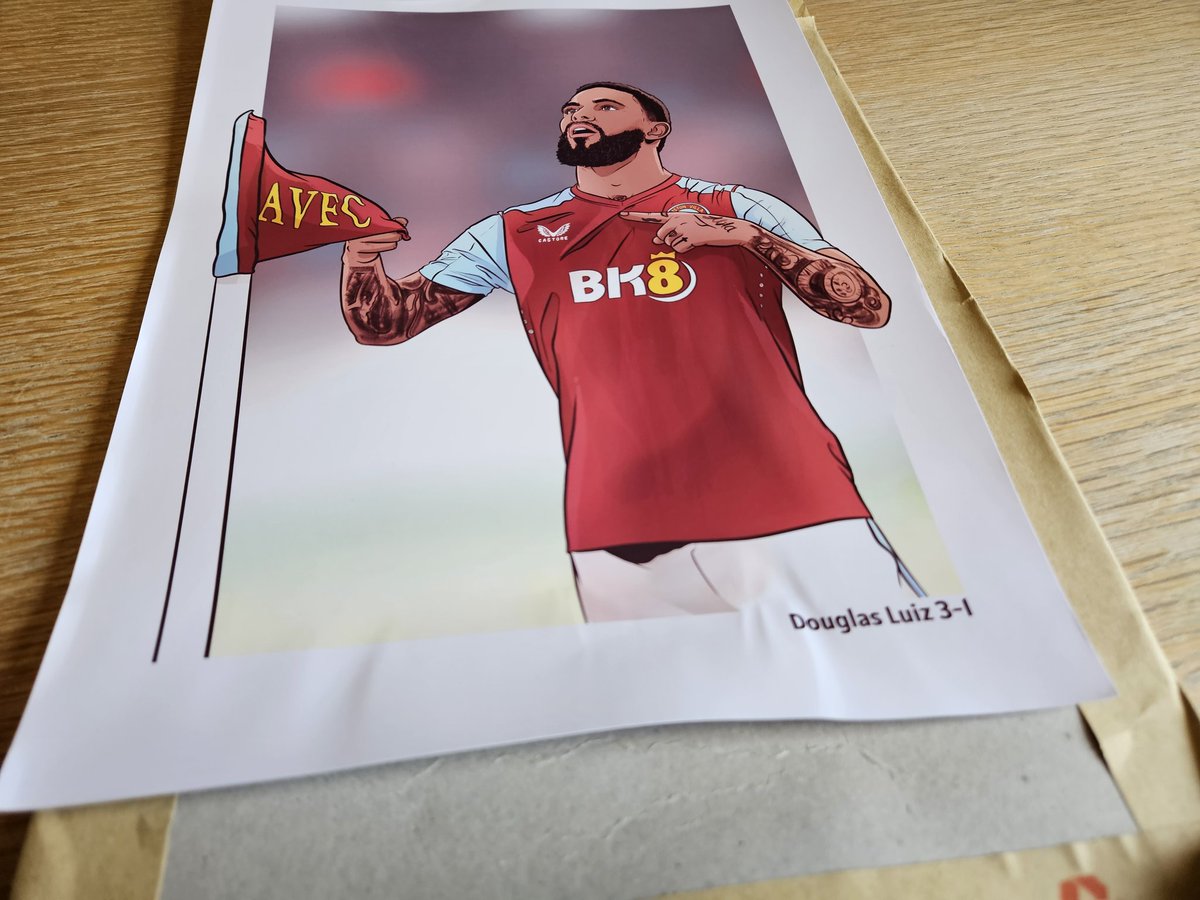 Tom_Hannah's tweet photo. @_Matty723 Not your fault of course. Just wanted to let you know as you wouldn't otherwise royal mail don't understand "do not bend" apparently. https://t.co/AhoAfue2bI