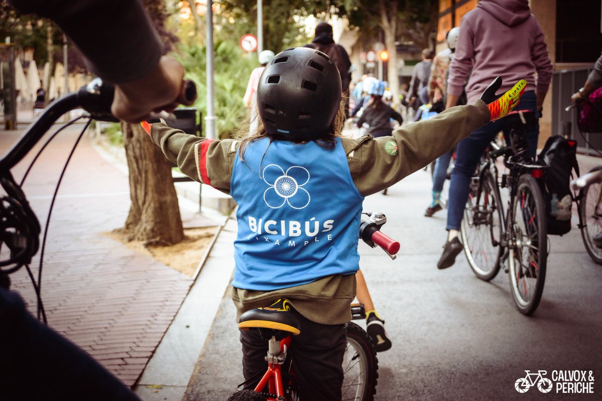 bicibuseixample's tweet photo. The #bicibús #bikebus is positive for multiple reasons:  

✅Promotes sustainable mobility and safe routes to school
✅Put kids in the center of mobility policies in the city 
✅Demand for better infrastructure
✅ Demonstrates there is another way to move around the city https://t.co/GJaR7Vzr3d