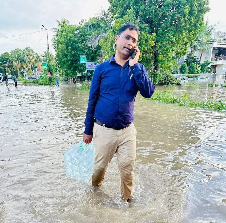 નહિ કરી શકો તમે કલ્પના,
This is  <a href="/CollectorBharch/">Collector & DM Bharuch</a>
પુર અસરગ્રસ્તોની મદદમાં.

 આટલી સાદગીમાં પણ કેટલી ભવ્યતા દેખાય છે...!!!