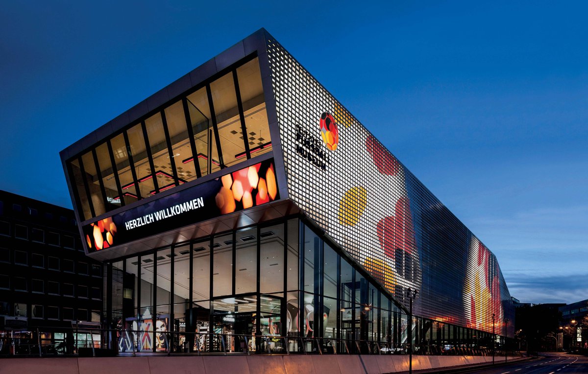 Heute wieder mit dem "Fantalk" in unserem wunderbaren Wohnzimmer, dem <a href="/fussballmuseum/">Fußballmuseum</a>: <a href="/thomashelmer5/">Thomas Helmer</a>, @k_kleinfeldt u. <a href="/HaddiThoene/">Hartwig Thöne</a>
diskutieren ab 20:15 mit <a href="/neururer_peter/">Peter Neururer</a>, Andreas #Luthe, <a href="/MatthiasKilling/">Matthias Killing</a>  u. Cornelius #Küpper über #FCBMUN u. #RMAFCU! <a href="/SPORT1/">SPORT1</a>  <a href="/Rote_Teufel/">1. FC Kaiserslautern</a>