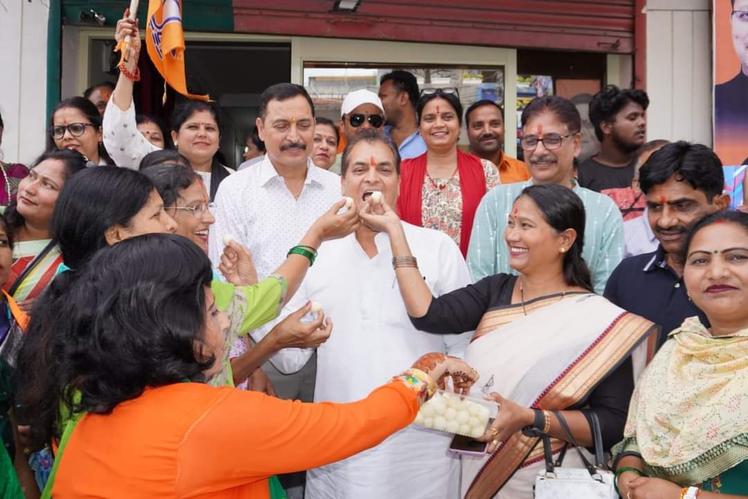 MLAPremAggarwal's tweet photo. भाजपा कार्यालय जिला ऋषिकेश में आज लोकसभा में नारी शक्ति वंदन विधेयक पेश करने पर महिला मोर्चा जिला ऋषिकेश की ओर से कार्यक्रम आयोजित किया गया। इस मौके पर महिला कार्यकर्ताओं को मिठाई खिलाकर बधाई दी। साथ ही आतिशबाजी कर ढोल नगाड़ों के साथ खुशी व्यक्त करते हुए मोदी सरकार का आभार प्रकट किया।
वास्तव में संसद और विधानसभा में महिलाओं को 33 फीसदी आरक्षण संबंधी विधेयक लोकसभा में पेश किया जाना केंद्र सरकार का क्रांतिकारी कदम है। इससे महिला सशक्तिकरण को बल मिलेगा।
नई संसद भवन में यह प्रथम नारी शक्ति वंदन विधेयक पेश किया गया जो मोदी सरकार का महिलाओं के प्रति सम्मान को दर्शाता है। इससे महिलाओं की आवाज को राष्ट्रीय स्तर पर मजबूती मिलेगी। इस अधिनियम के लिए प्रधानमंत्री नरेंद्र मोदी का आभार प्रकट करता हूं।