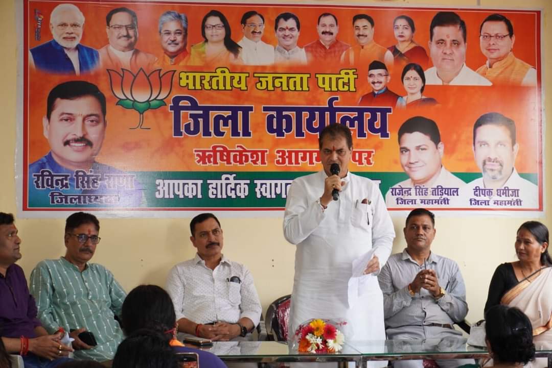 MLAPremAggarwal's tweet photo. भाजपा कार्यालय जिला ऋषिकेश में आज लोकसभा में नारी शक्ति वंदन विधेयक पेश करने पर महिला मोर्चा जिला ऋषिकेश की ओर से कार्यक्रम आयोजित किया गया। इस मौके पर महिला कार्यकर्ताओं को मिठाई खिलाकर बधाई दी। साथ ही आतिशबाजी कर ढोल नगाड़ों के साथ खुशी व्यक्त करते हुए मोदी सरकार का आभार प्रकट किया।
वास्तव में संसद और विधानसभा में महिलाओं को 33 फीसदी आरक्षण संबंधी विधेयक लोकसभा में पेश किया जाना केंद्र सरकार का क्रांतिकारी कदम है। इससे महिला सशक्तिकरण को बल मिलेगा।
नई संसद भवन में यह प्रथम नारी शक्ति वंदन विधेयक पेश किया गया जो मोदी सरकार का महिलाओं के प्रति सम्मान को दर्शाता है। इससे महिलाओं की आवाज को राष्ट्रीय स्तर पर मजबूती मिलेगी। इस अधिनियम के लिए प्रधानमंत्री नरेंद्र मोदी का आभार प्रकट करता हूं।