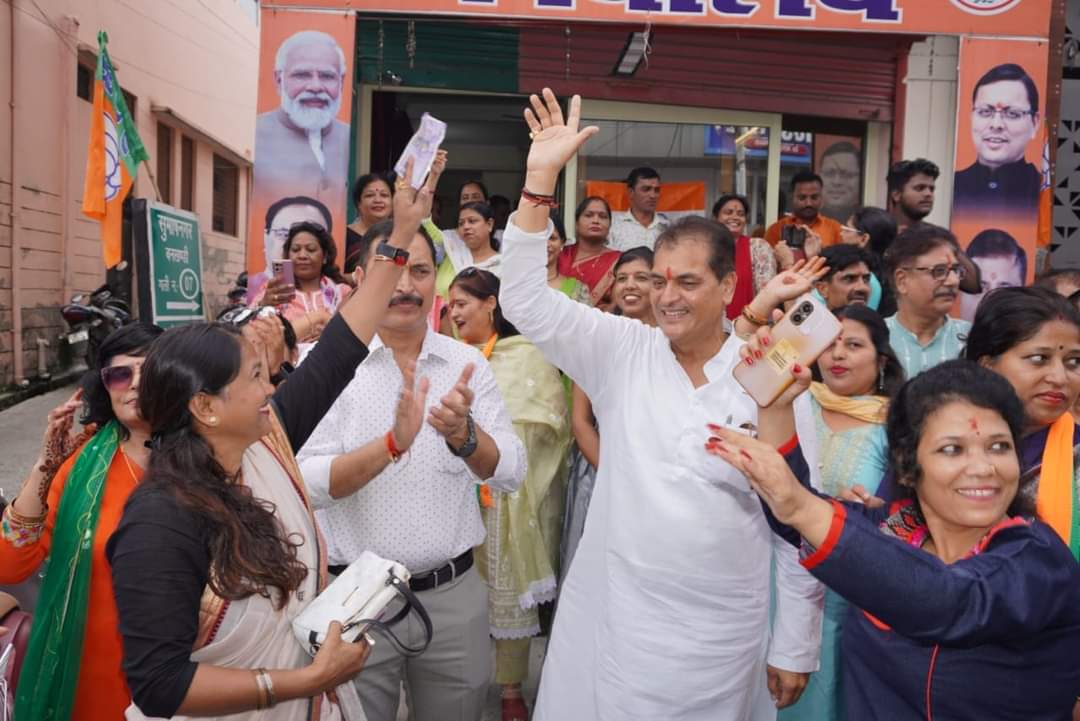 MLAPremAggarwal's tweet photo. भाजपा कार्यालय जिला ऋषिकेश में आज लोकसभा में नारी शक्ति वंदन विधेयक पेश करने पर महिला मोर्चा जिला ऋषिकेश की ओर से कार्यक्रम आयोजित किया गया। इस मौके पर महिला कार्यकर्ताओं को मिठाई खिलाकर बधाई दी। साथ ही आतिशबाजी कर ढोल नगाड़ों के साथ खुशी व्यक्त करते हुए मोदी सरकार का आभार प्रकट किया।
वास्तव में संसद और विधानसभा में महिलाओं को 33 फीसदी आरक्षण संबंधी विधेयक लोकसभा में पेश किया जाना केंद्र सरकार का क्रांतिकारी कदम है। इससे महिला सशक्तिकरण को बल मिलेगा।
नई संसद भवन में यह प्रथम नारी शक्ति वंदन विधेयक पेश किया गया जो मोदी सरकार का महिलाओं के प्रति सम्मान को दर्शाता है। इससे महिलाओं की आवाज को राष्ट्रीय स्तर पर मजबूती मिलेगी। इस अधिनियम के लिए प्रधानमंत्री नरेंद्र मोदी का आभार प्रकट करता हूं।