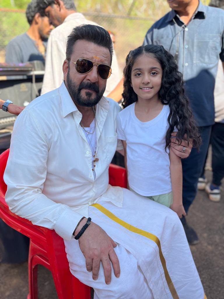 UrbanAsian's tweet photo. Seeza Saroj Mehta shines bright in Jawan, delivering a blockbuster performance that will leave you spellbound! ๐ฅ Look at these cute BTS pictures. @seeza_star_kid ๐ค
#Jawan #SeezaSarojMehta #StellarActing #cute #childartist https://t.co/wbstBfSkJb