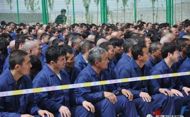 ASupernoober's tweet photo. @xiongmaoxuanchn china care so much about people hail xijingping

yes yes nobody is opressing anybody hail china https://t.co/zyDRB1UjPz