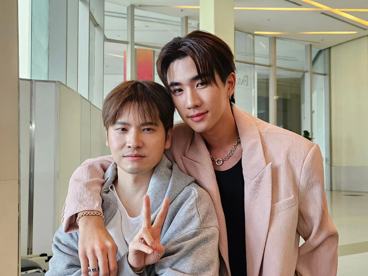 boonzoonlee's tweet photo. ต้าวเจื๋อน้อย โตเป็นหนุ่มแล้ว ถ่ายรูปกับพี่ก้อง ก็ยังตะเล็กตะน้อย น่ารัก สดใส 🥰🖤🐯
📌https://t.co/drJAOylfM5
IG : gonghivesalon24
#EucerinxPerth
#Mchoice2023
#PerthTanapon #KDPPE https://t.co/zBcbOpGnnu