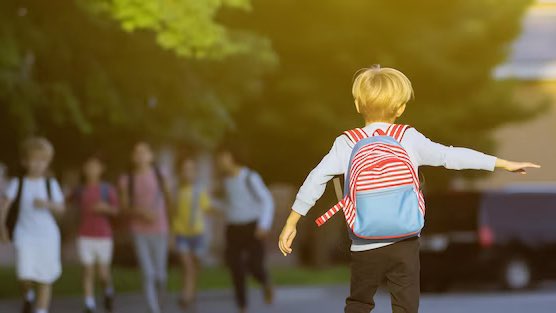 elaulatoday's tweet photo. ‼️ El hijo de un diputado de VOX abandona la clase después de comprobar que uno de sus compañeros cecea https://t.co/DDAAYL70Qh