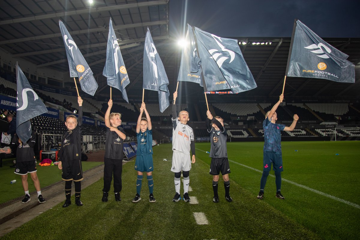 Our Under-8s were the guard of honour in last night's win over Cardiff City 🦢