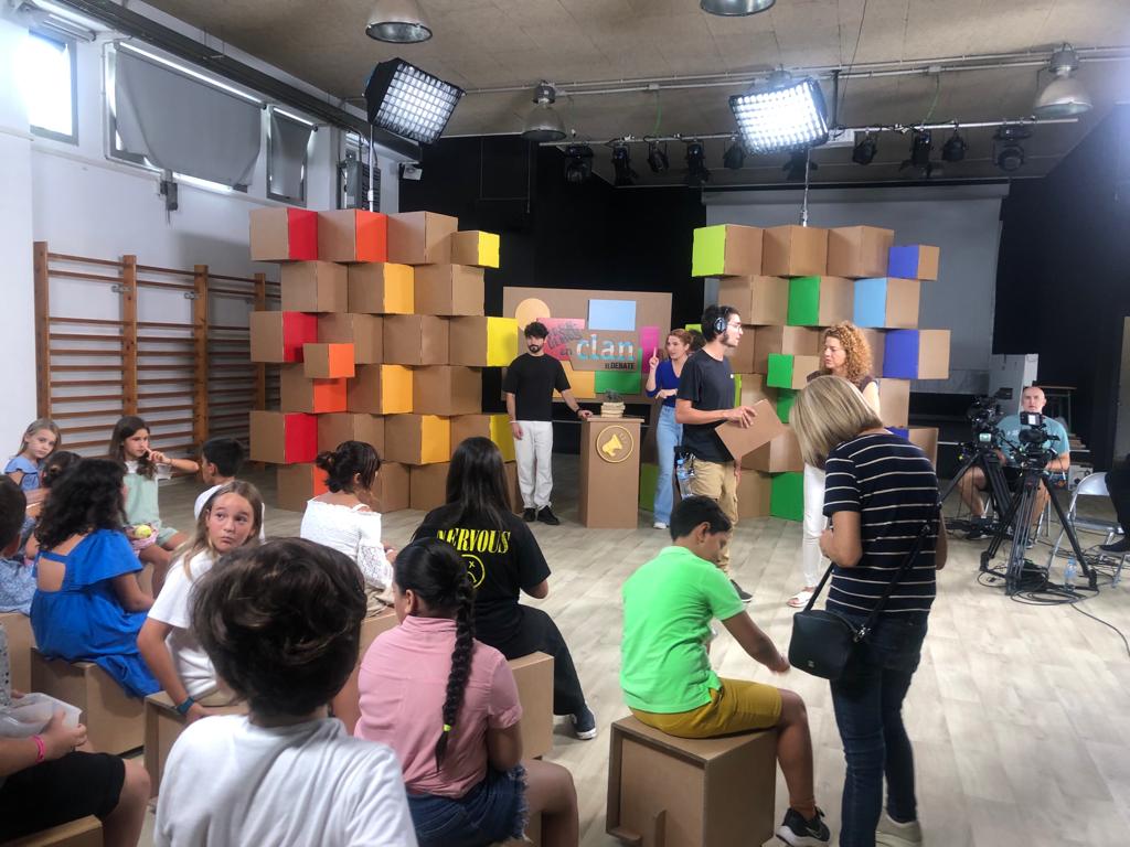EscolaElsPins's tweet photo. 🔝🔝🔝🔝 📺📺📺🗣️🗣️
Ahir l'Escola Els Pins es va convertir en un gran plató de televisió. L'alumnat de #5PRI va gravar un capítol de: Aprendemos en Clan. El Debate @clan_tv 🗣️ https://t.co/GGUq6UlpqB